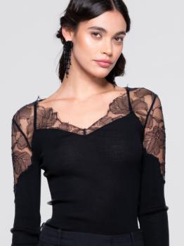 Pull dentelle chantilly et découpe dos