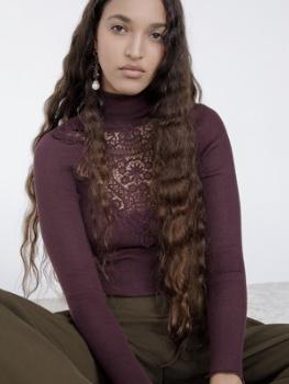 Col roulé large empiècement de guipure