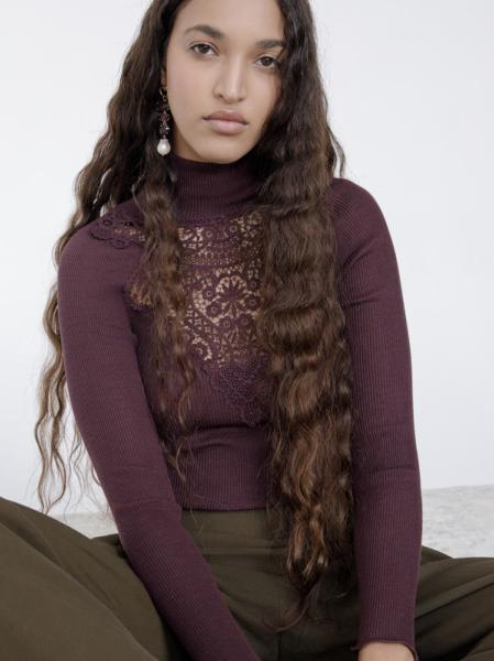 Col roulé large empiècement de guipure