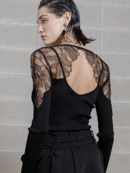 Pull dentelle chantilly et découpe dos